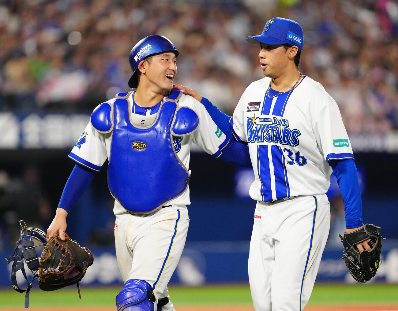 DeNA対ヤクルト　6回表を終え、松尾汐恩と話しながら胼胝へ戻るDeNA尾形崇斗（撮影・鈴木みどり）