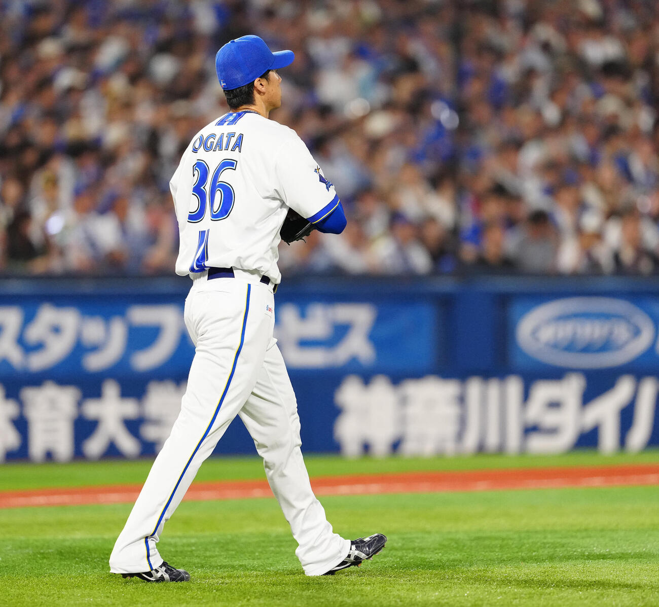 DeNA対ヤクルト　6回表ヤクルト2死一、二塁、ドミンゴ・サンタナに適時二塁打を浴び、浮かない表情の尾形崇斗（撮影・鈴木みどり）