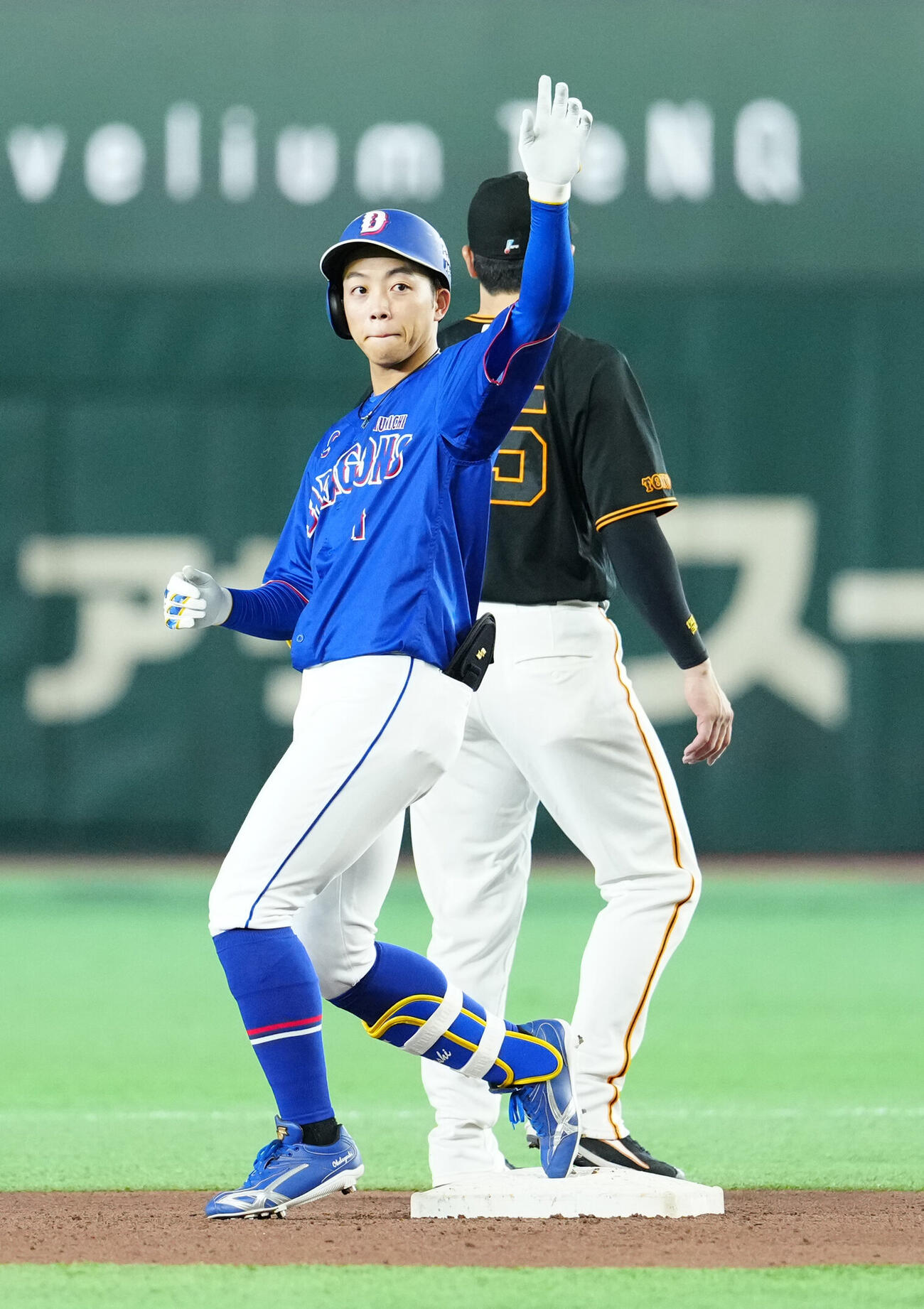 巨人対中日　6回表中日1死、フェンス直撃二塁打を放った岡林勇希（撮影・江口和貴）
