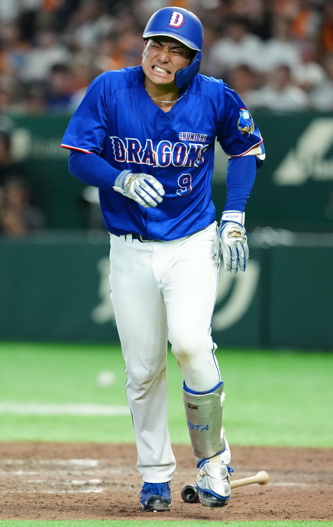 巨人対中日　9回表中日2死、死球を受け、厳しい表情の石伊雄太（撮影・江口和貴）