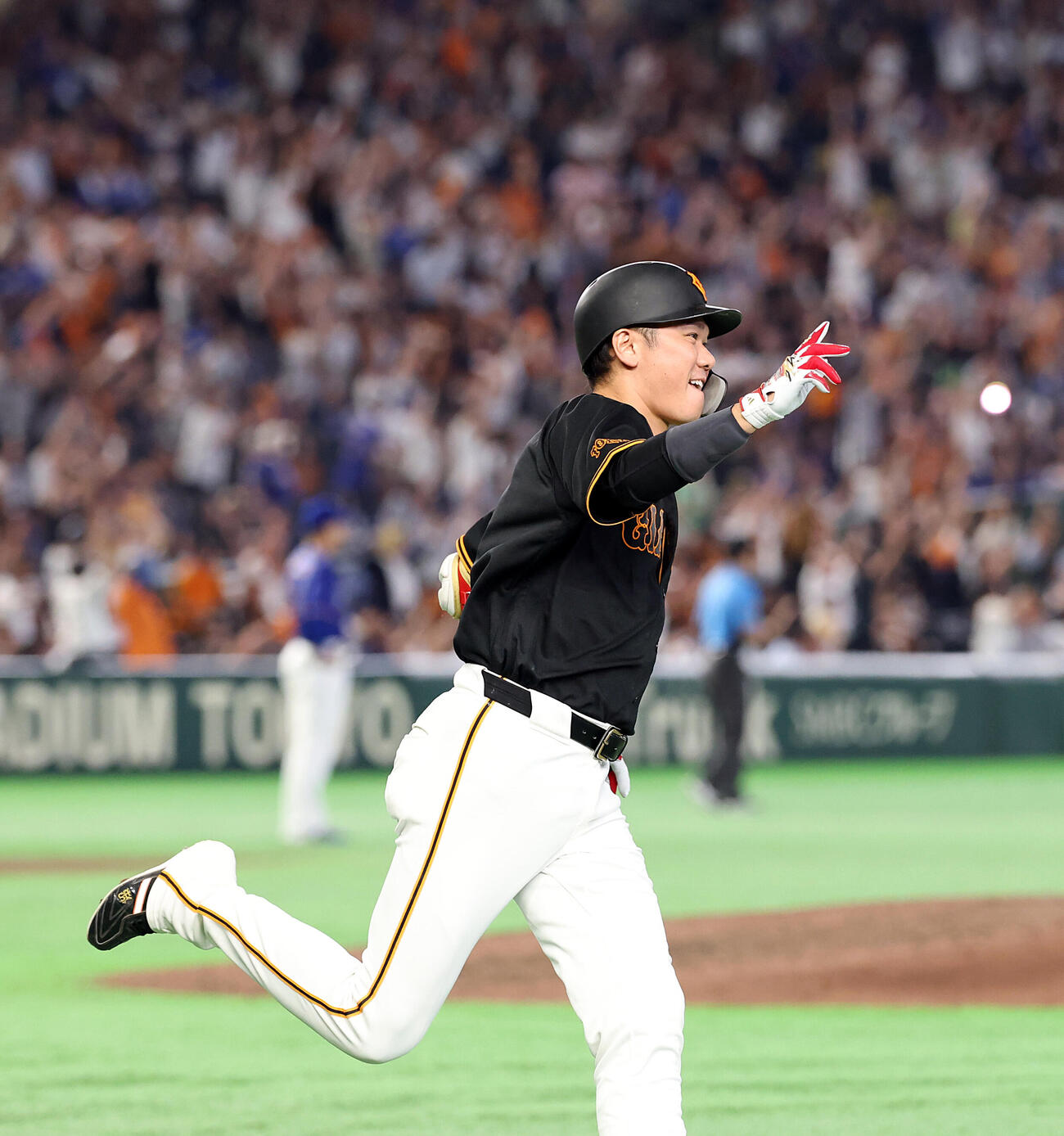 巨人対中日　9回裏2死一、二塁、坂本勇人はサヨナラ3点本塁打を放ち笑顔でスタンドにポーズ（撮影・浅見桂子）