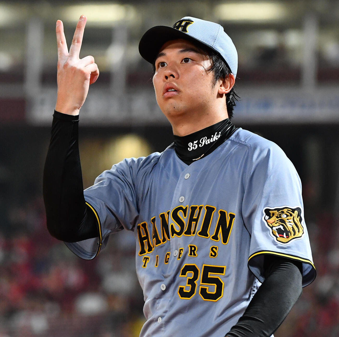 広島対阪神　8回表、ベンチ前でキャッチボールを行う才木浩人は相手に残りの球数を伝える（撮影・岩下翔太）