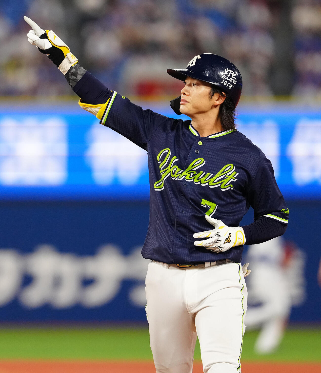 DeNA対ヤクルト　6回表ヤクルト2死二、三塁、適時打を放ち、指をさす長岡秀樹（撮影・鈴木みどり）