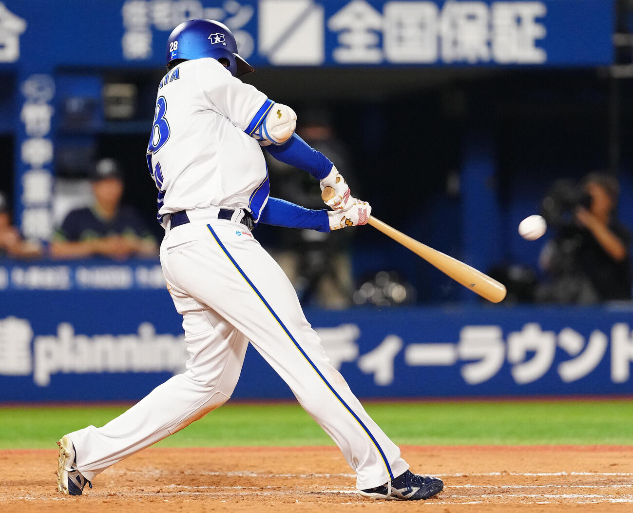 DeNA対ヤクルト　7回裏DeNA無死満塁、満塁本塁打を放つ勝又温史（撮影・鈴木みどり）