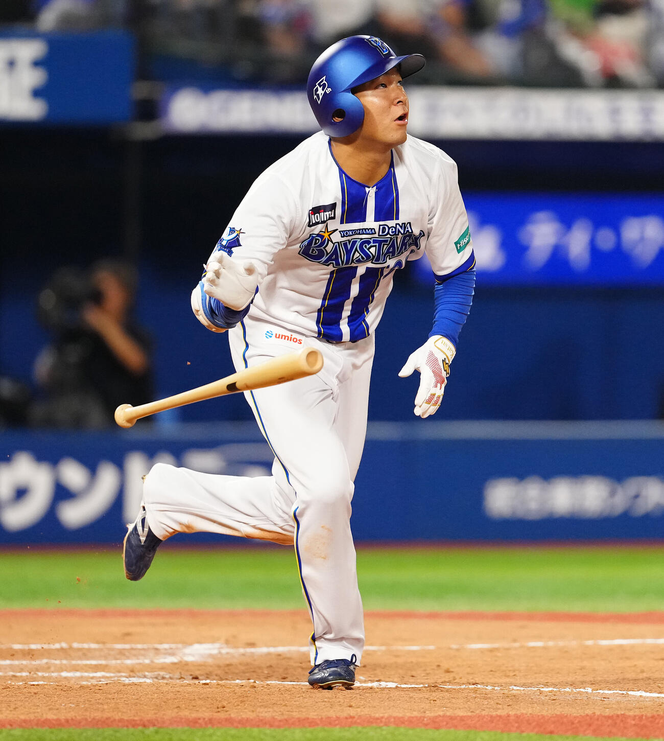 DeNA対ヤクルト　7回裏DeNA無死満塁、満塁本塁打を放つ勝又温史（撮影・鈴木みどり）