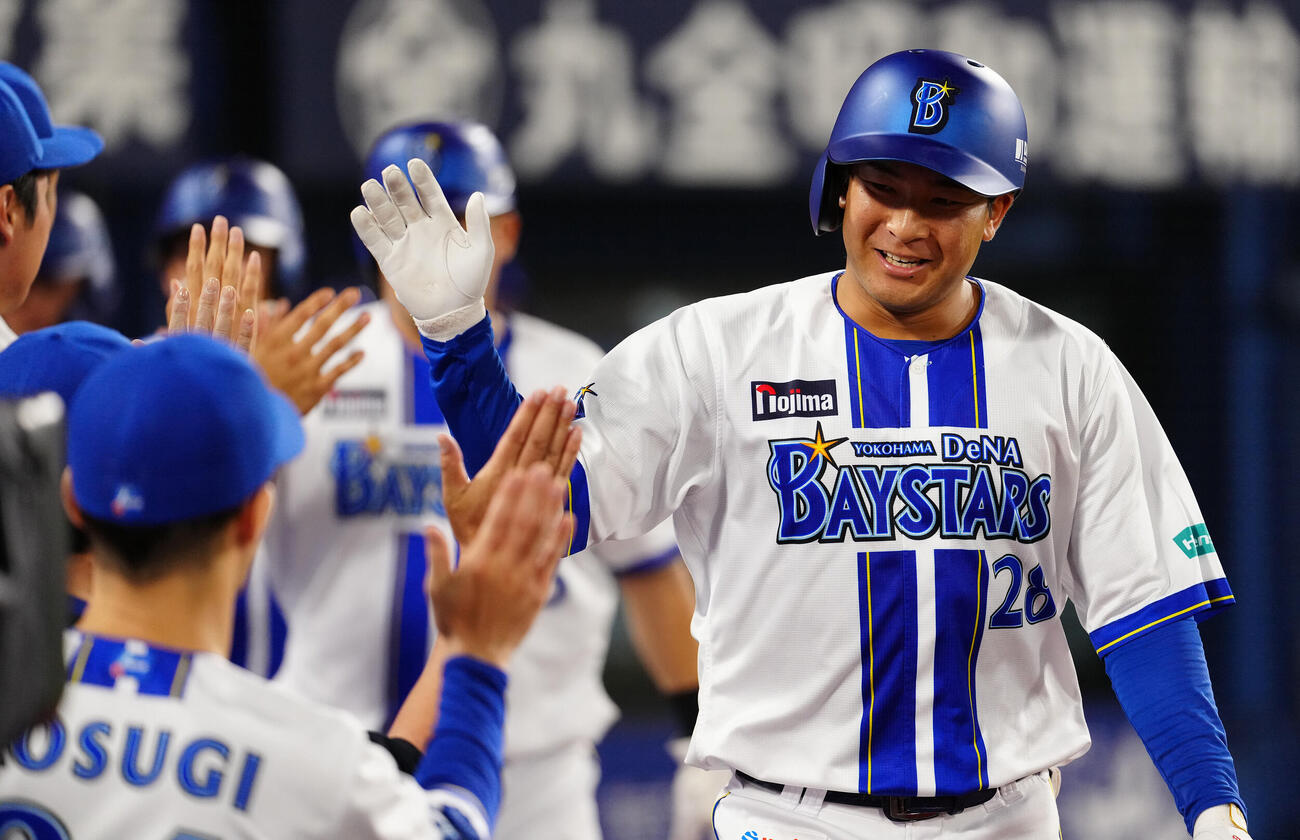 DeNA対ヤクルト　7回裏DeNA無死満塁、満塁本塁打を放った勝又温史はナインと笑顔でハイタッチ（撮影・鈴木みどり）