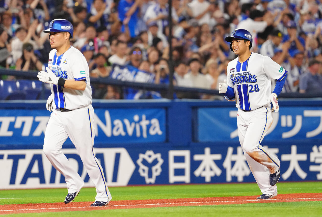 DeNA対ヤクルト　7回裏DeNA無死満塁、満塁本塁打を放ち本塁へ向かう勝又温史。左は一塁走者筒香嘉智（撮影・鈴木みどり）