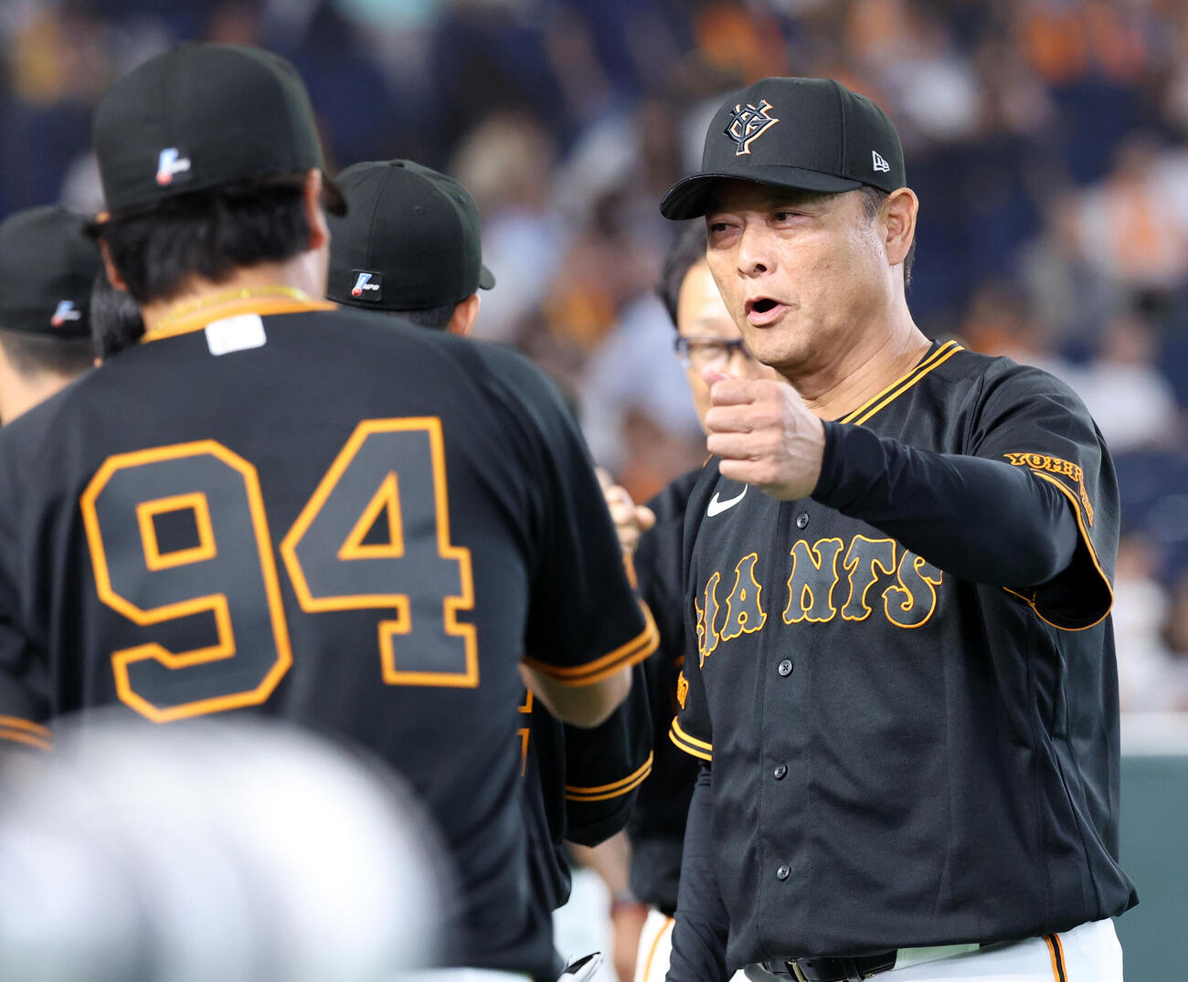 巨人対中日　試合開始前、ナインとグータッチで気合を入れる巨人橋上秀樹監督代行（撮影・浅見桂子）