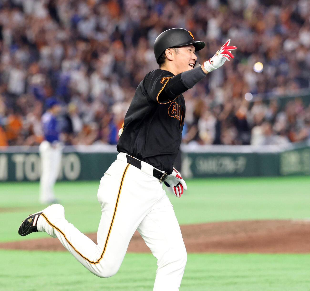 巨人対中日　9回裏2死一、二塁、坂本勇人はサヨナラ3点本塁打を放ち笑顔でスタンドにポーズ（撮影・浅見桂子）