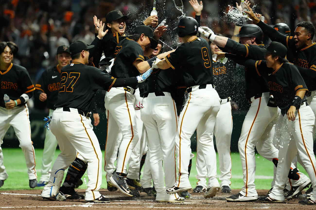 巨人対中日　9回裏巨人2死一、二塁、サヨナラ3点本塁打を放った坂本勇人（中央）を出迎える選手たち（撮影・江口和貴）