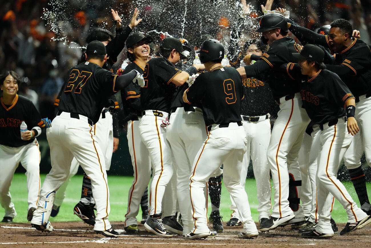 巨人対中日　9回裏巨人2死一、二塁、サヨナラ3点本塁打を放った坂本勇人（中央）を出迎える選手たち（撮影・江口和貴）