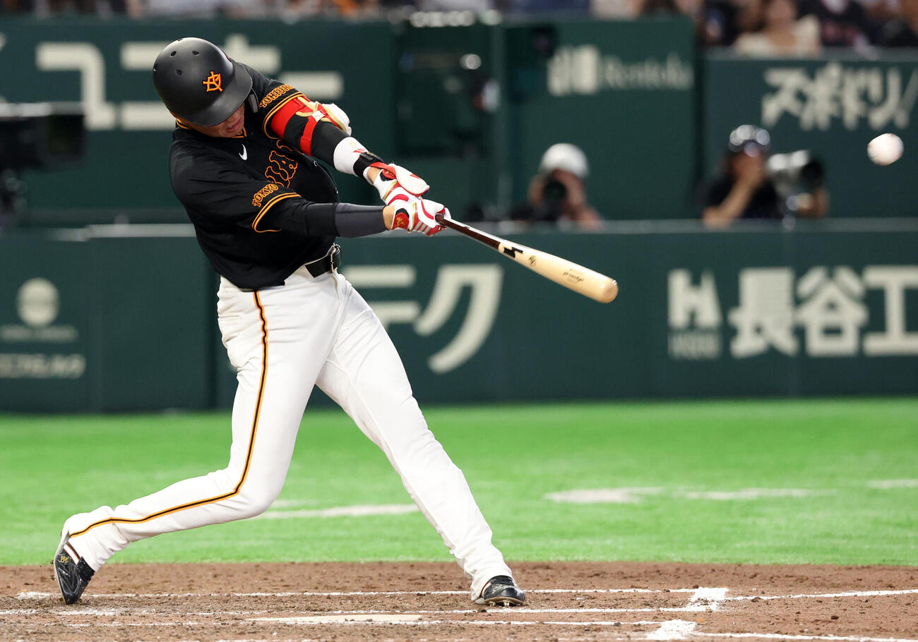 巨人対中日　9回裏2死一、二塁、坂本勇人はサヨナラ3点本塁打を放つ（撮影・浅見桂子）