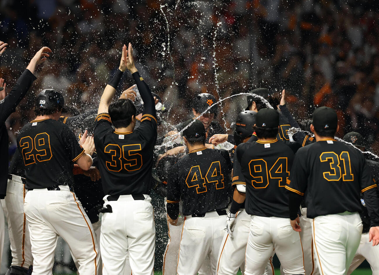 巨人対中日　9回裏2死一、二塁、坂本勇人はサヨナラ3点本塁打を放ち笑水シャワーを浴びて生還（撮影・浅見桂子）