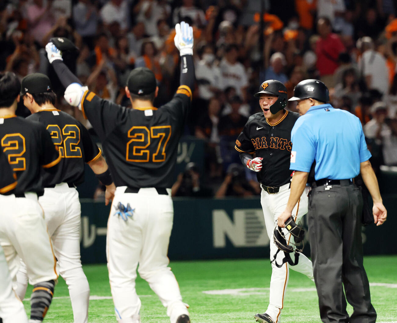 巨人対中日　9回裏2死一、二塁、坂本勇人はサヨナラ3点本塁打を放ち笑顔で輪に飛び込む（撮影・浅見桂子）