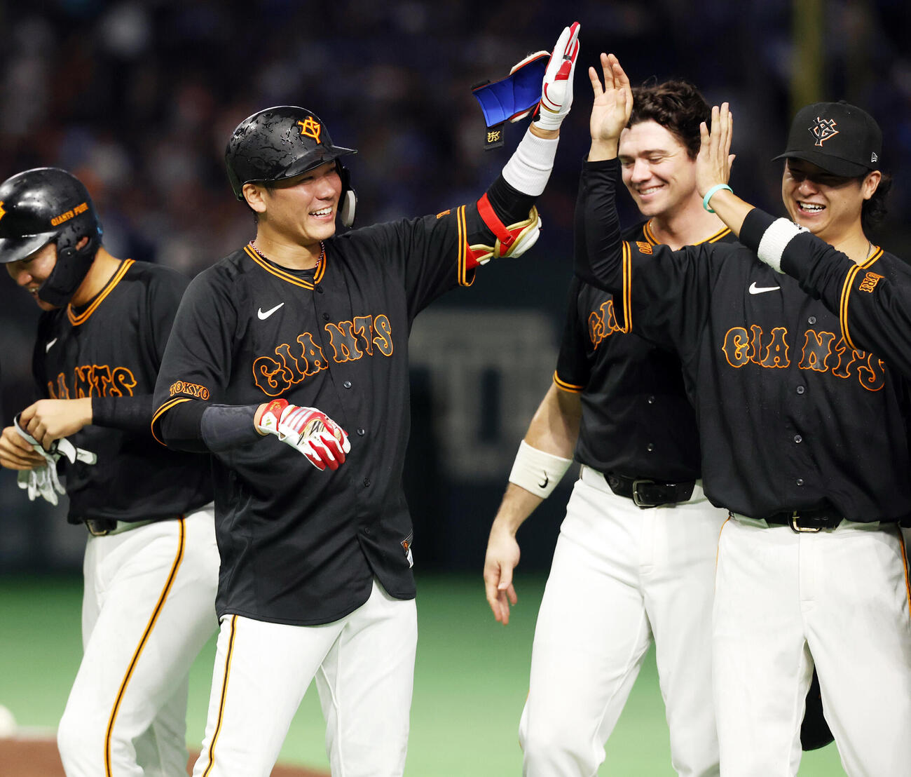巨人対中日　9回裏2死一、二塁、坂本勇人はサヨナラ3点本塁打を放ちナインとハイタッチ（撮影・浅見桂子）