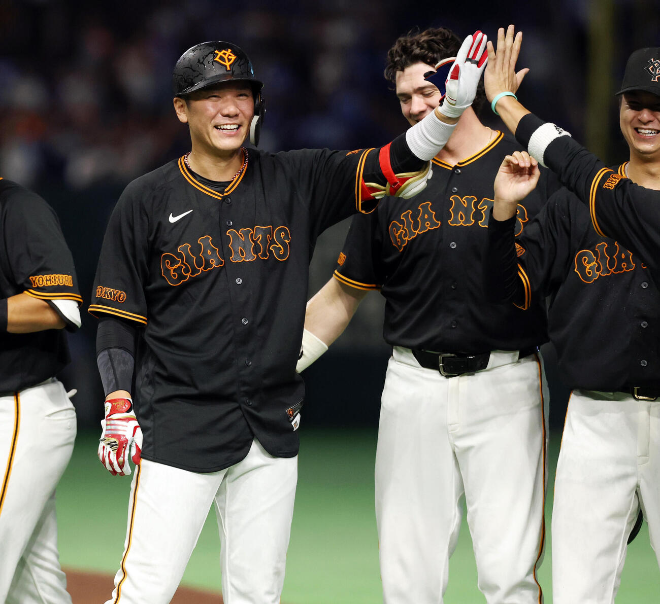 巨人対中日　9回裏2死一、二塁、坂本勇人はサヨナラ3点本塁打を放ちナインとハイタッチ（撮影・浅見桂子）