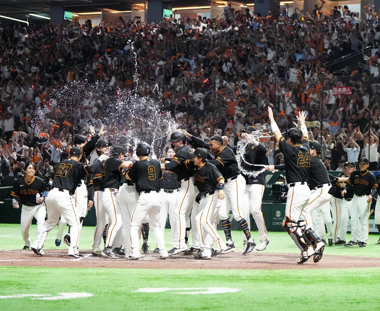 巨人対中日　9回裏巨人2死一、二塁、サヨナラ3点本塁打を放った坂本勇人を出迎える選手たち（撮影・江口和貴）