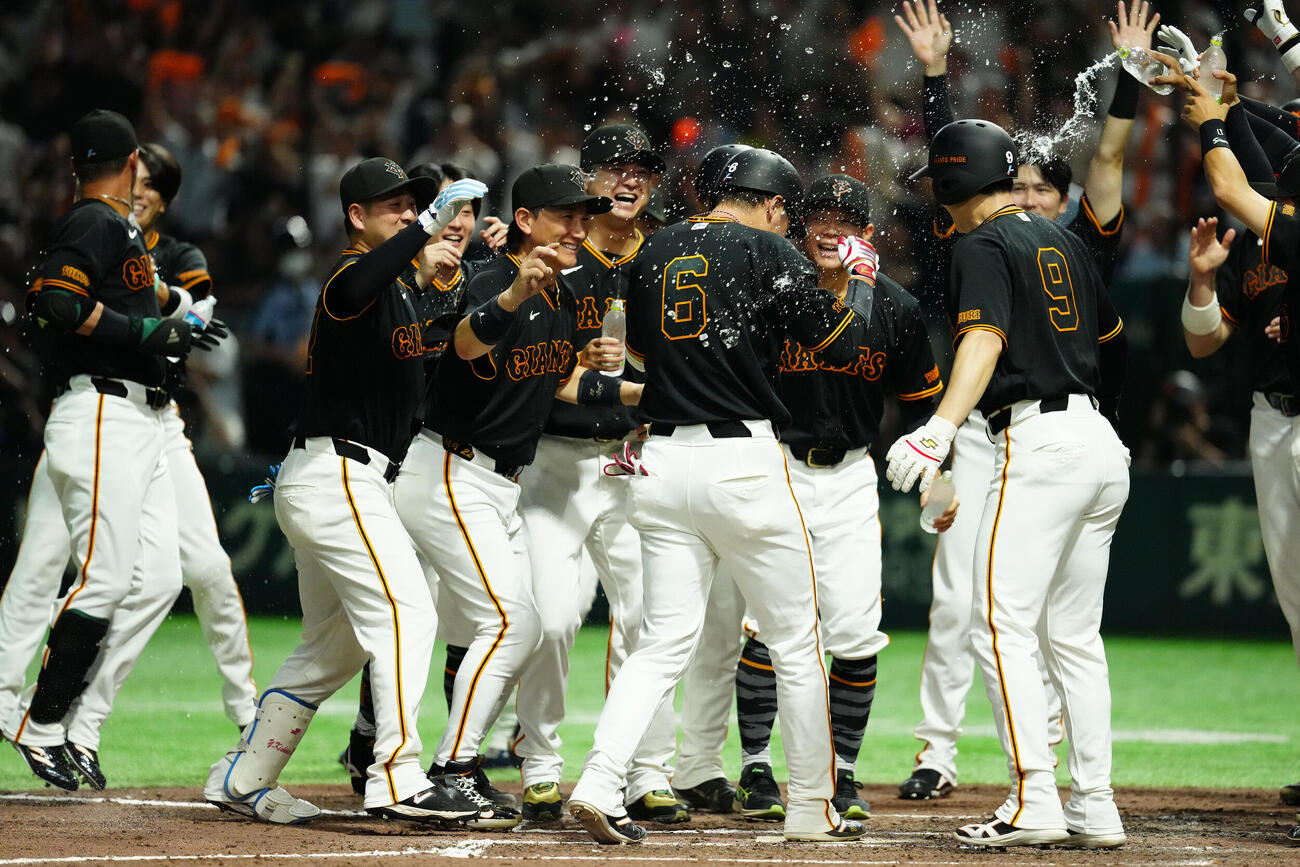 巨人対中日　9回裏巨人2死一、二塁、サヨナラ3点本塁打を放った坂本勇人（中央）を出迎える選手たち（撮影・江口和貴）