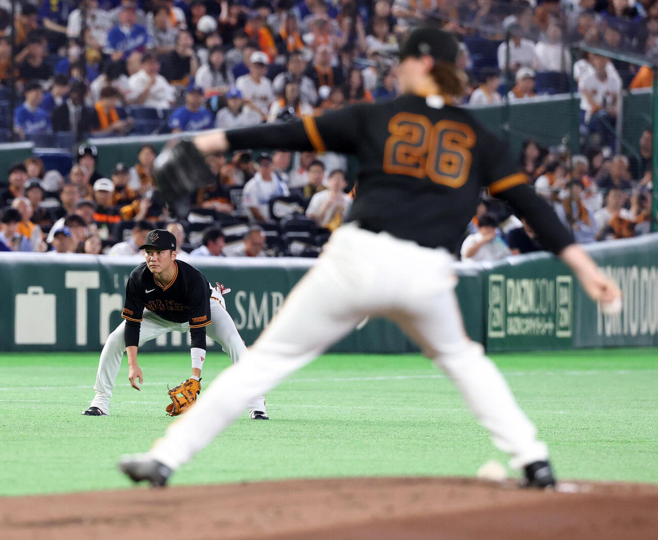 巨人対中日　先発三塁で守る巨人坂本勇人（左）。手前は投手フォレスト・ウィットリー（撮影・浅見桂子）