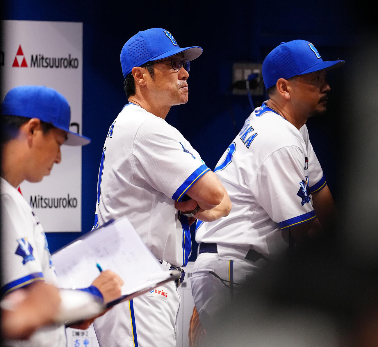 DeNA対ヤクルト　ベンチから試合を見るDeNA相川亮二監督（中央）（撮影・鈴木みどり）