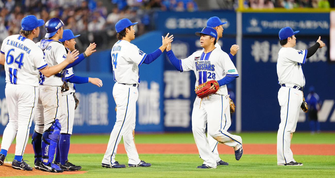 DeNA対ヤクルト　ヤクルトに勝利しタッチを交わす勝又温史（中央）らDeNAナイン（撮影・鈴木みどり）