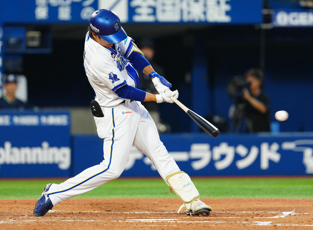 DeNA対ヤクルト　2回裏DeNA1死一、二塁、先制の適時二塁打を放つ宮下朝陽（撮影・鈴木みどり）