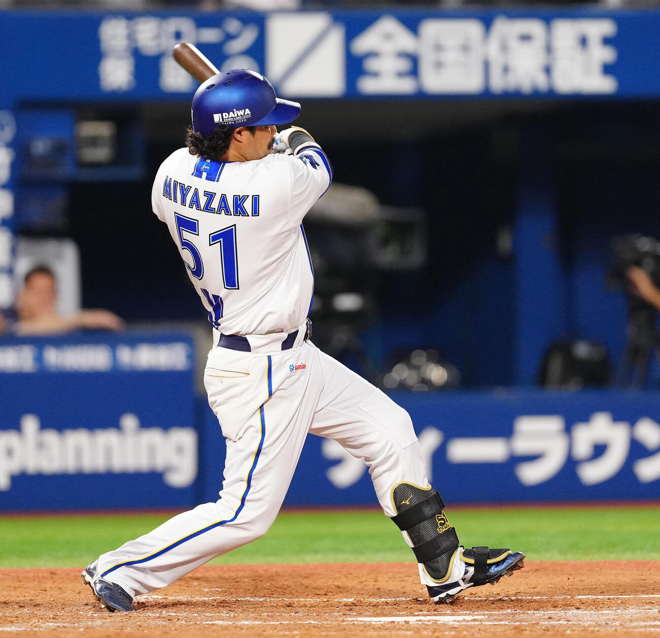 DeNA対ヤクルト　3回裏DeNA無死二、三塁、2点適時二塁打を放つ宮崎敏郎（撮影・鈴木みどり）