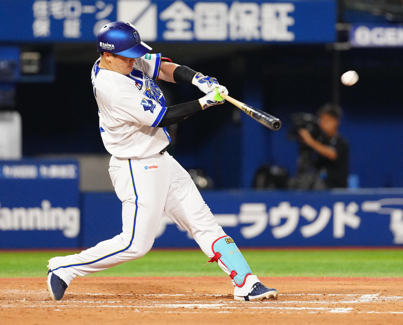 DeNA対ヤクルト　6回裏DeNA1死一、二塁、3点本塁打を放つ牧秀悟（撮影・鈴木みどり）