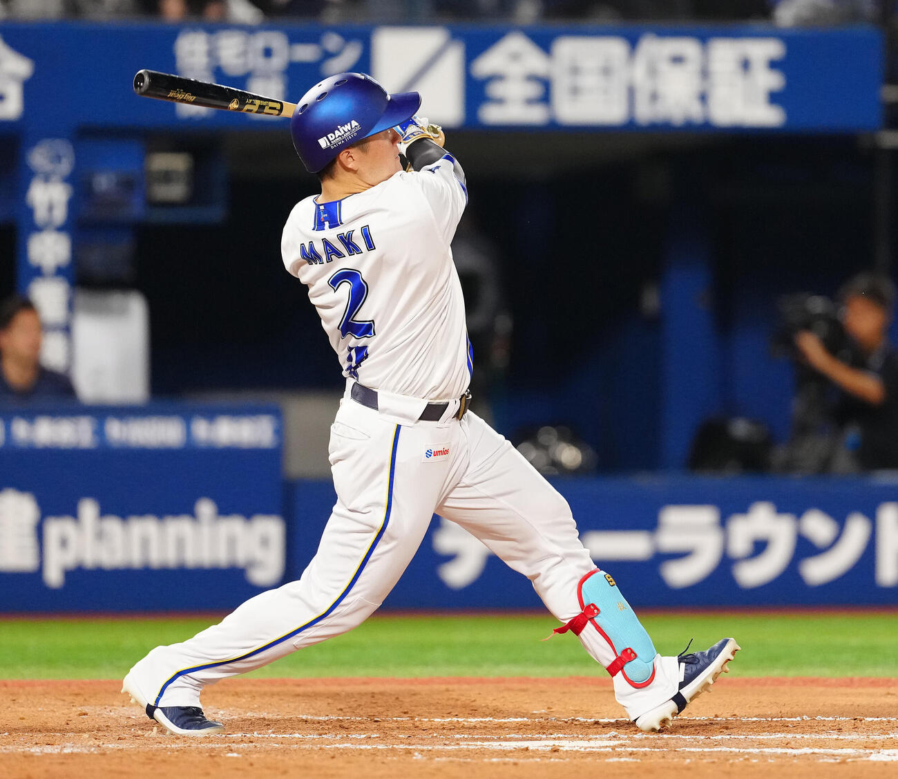 DeNA対ヤクルト　6回裏DeNA1死一、二塁、3点本塁打を放つ牧秀悟（撮影・鈴木みどり）