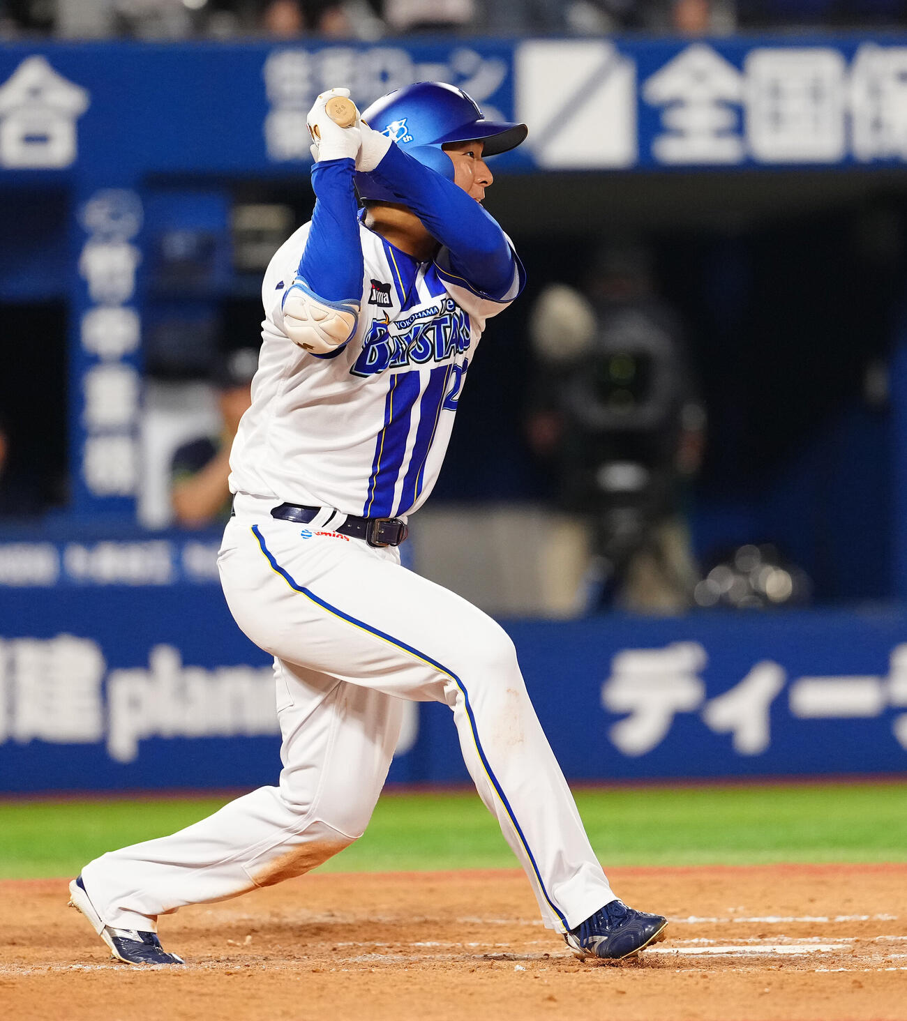 DeNA対ヤクルト　8回裏DeNA2死一塁、適時二塁打を放つ勝又温史（撮影・鈴木みどり）