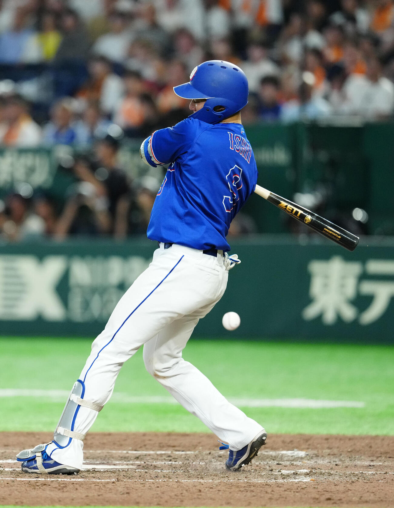 巨人対中日　9回表中日2死、死球を受ける石伊雄太（撮影・江口和貴）