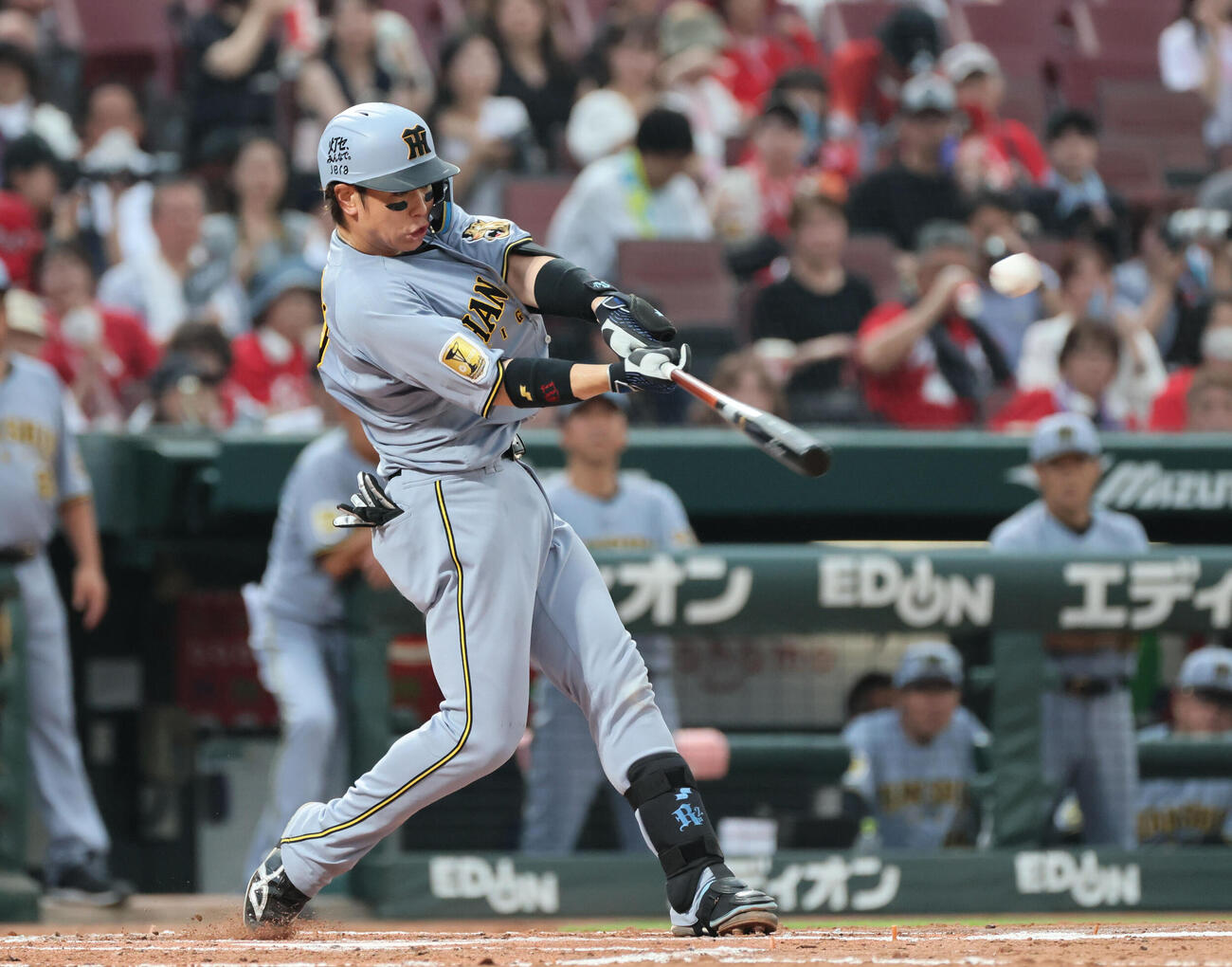 広島対阪神　4回表阪神無死満塁、梅野隆太郎は中犠飛を放つ（撮影・加藤孝規）