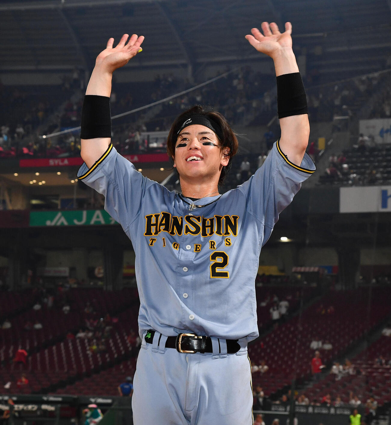 広島対阪神　ヒーローインタビューを終え、ファンに笑顔で手を振る阪神梅野隆太郎（撮影・岩下翔太）