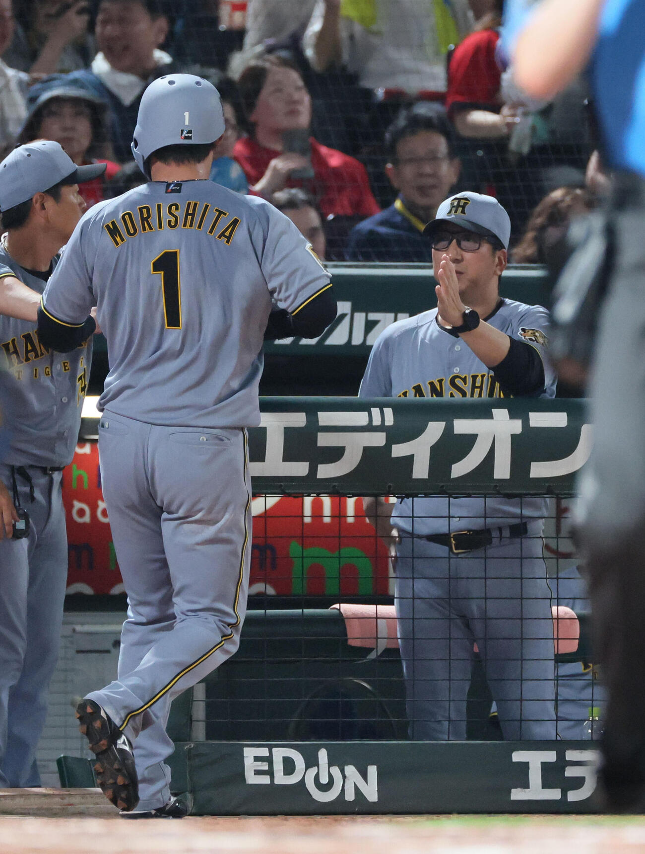 広島対阪神　7回表阪神1死満塁、梅野隆太郎の中前適時打で生還した森下翔太を迎える藤川球児監督（撮影・加藤孝規）
