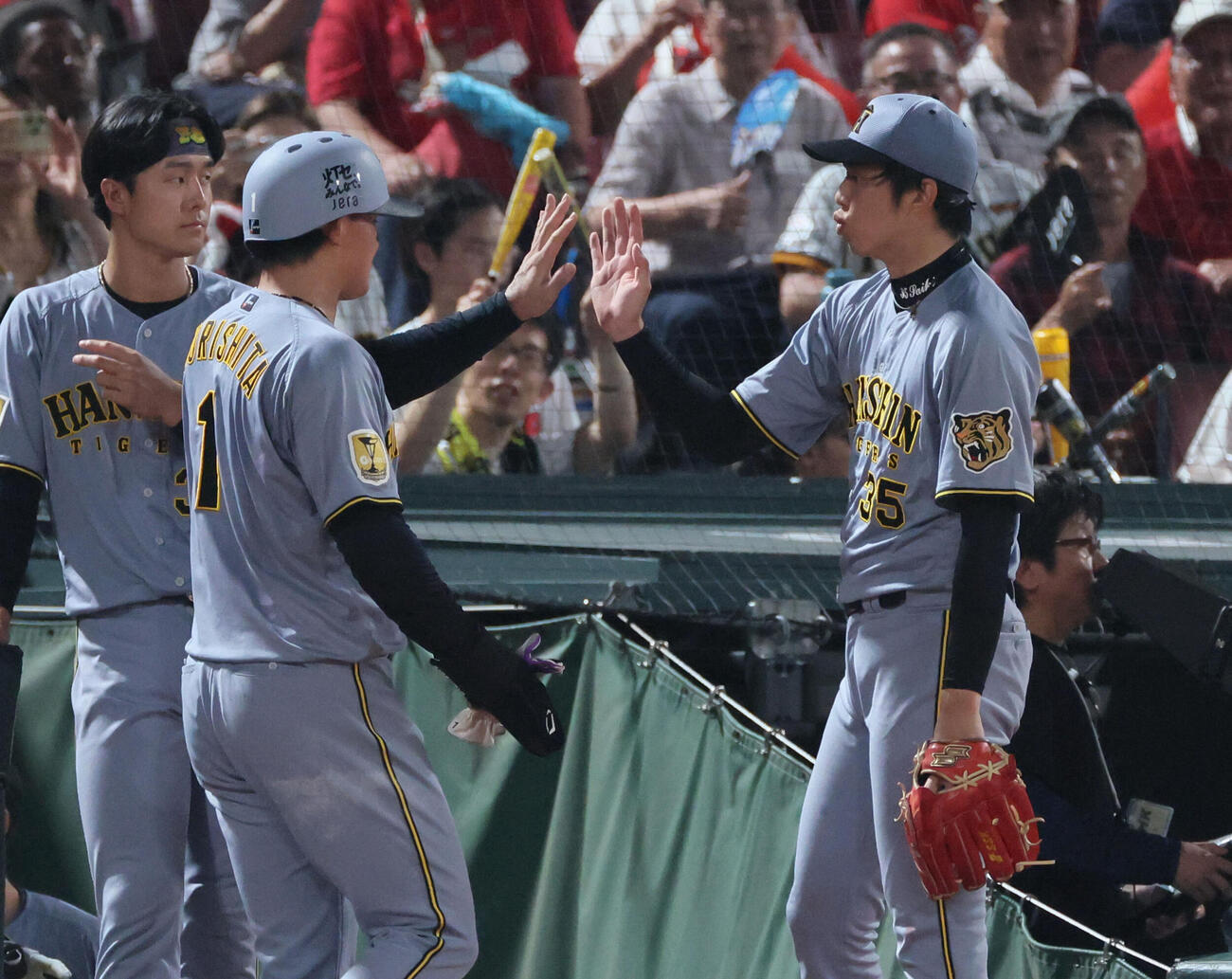 広島対阪神　7回表阪神1死満塁、梅野隆太郎の中前適時打で生還した森下翔太を迎える先発の才木浩人（右）（撮影・加藤孝規）