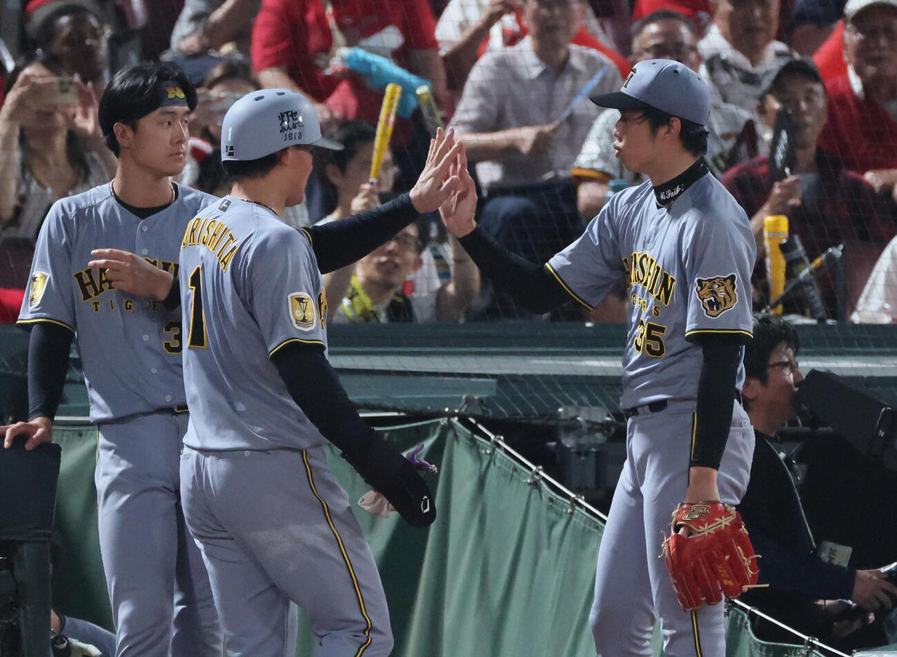 広島対阪神　7回表阪神1死満塁、梅野隆太郎の中前適時打で生還した森下翔太を迎える先発の才木浩人（右）（撮影・加藤孝規）