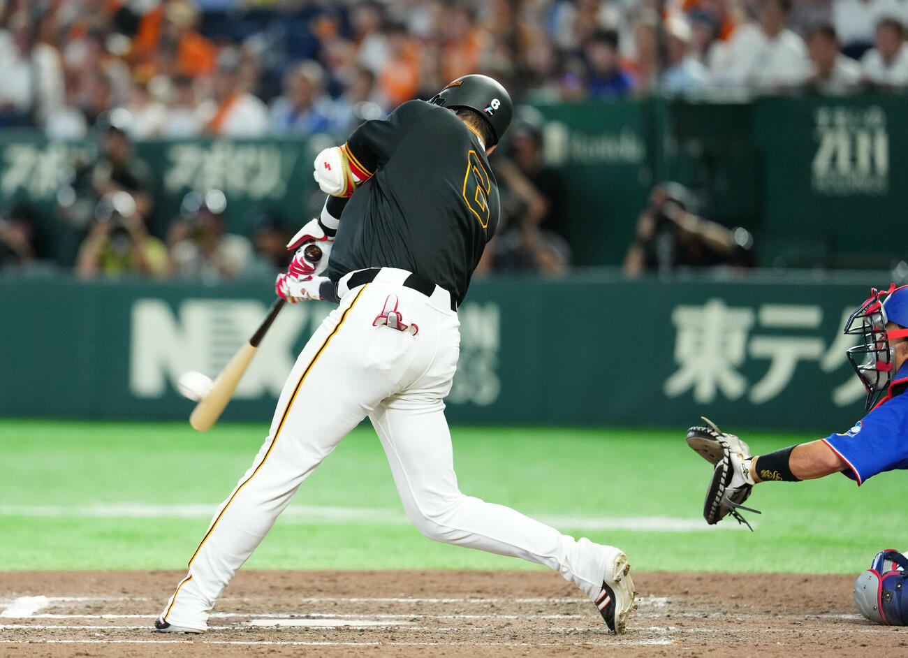巨人対中日　9回裏巨人2死一、二塁、サヨナラ3点本塁打を放つ坂本勇人（撮影・江口和貴）