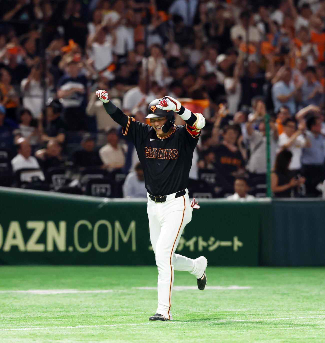 巨人対中日　9回裏2死一、二塁、坂本勇人はサヨナラ3点本塁打を放ちガッツポーズで生還（撮影・浅見桂子）