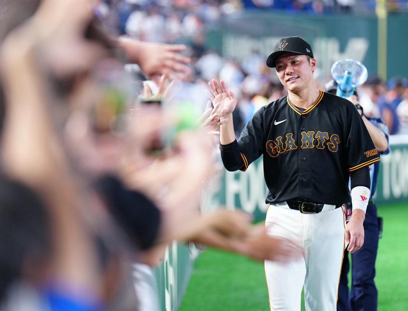 巨人対中日　試合後、ファンとタッチを交わす巨人坂本勇人（撮影・江口和貴）