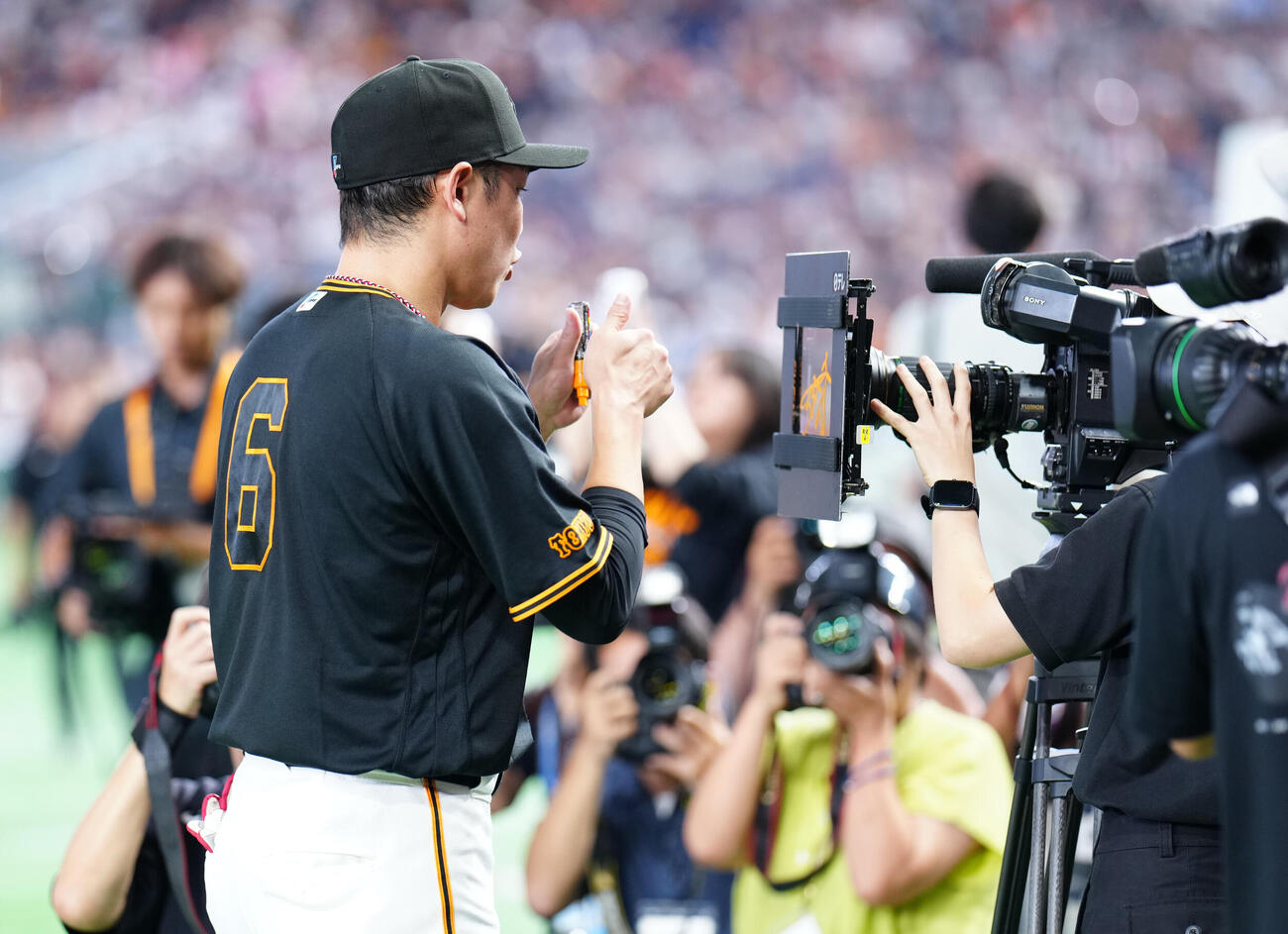 巨人対中日　試合後、サインしカメラに向かいポーズを決める巨人坂本勇人（撮影・江口和貴）