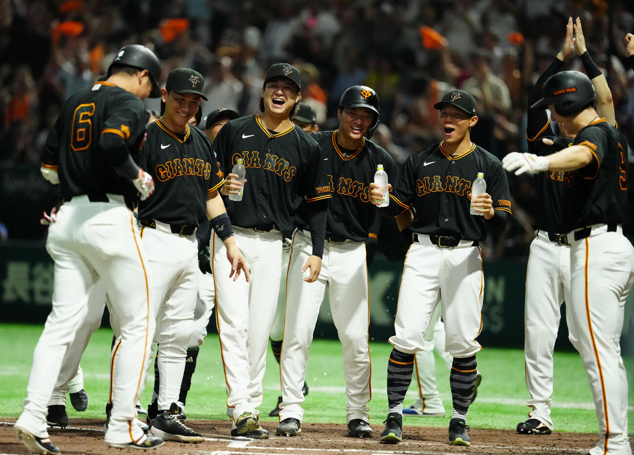 巨人対中日　9回裏巨人2死一、二塁、サヨナラ3点本塁打を放った坂本勇人（左端）を生還で出迎える選手たち（撮影・江口和貴）