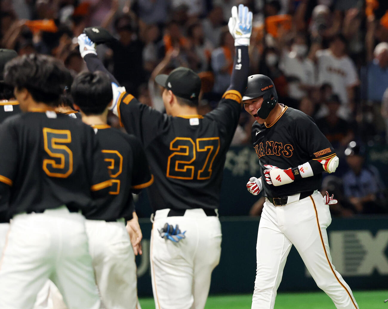 巨人対中日　9回裏2死一、二塁、坂本勇人はサヨナラ3点本塁打を放ち笑顔で輪に飛び込む（撮影・浅見桂子）