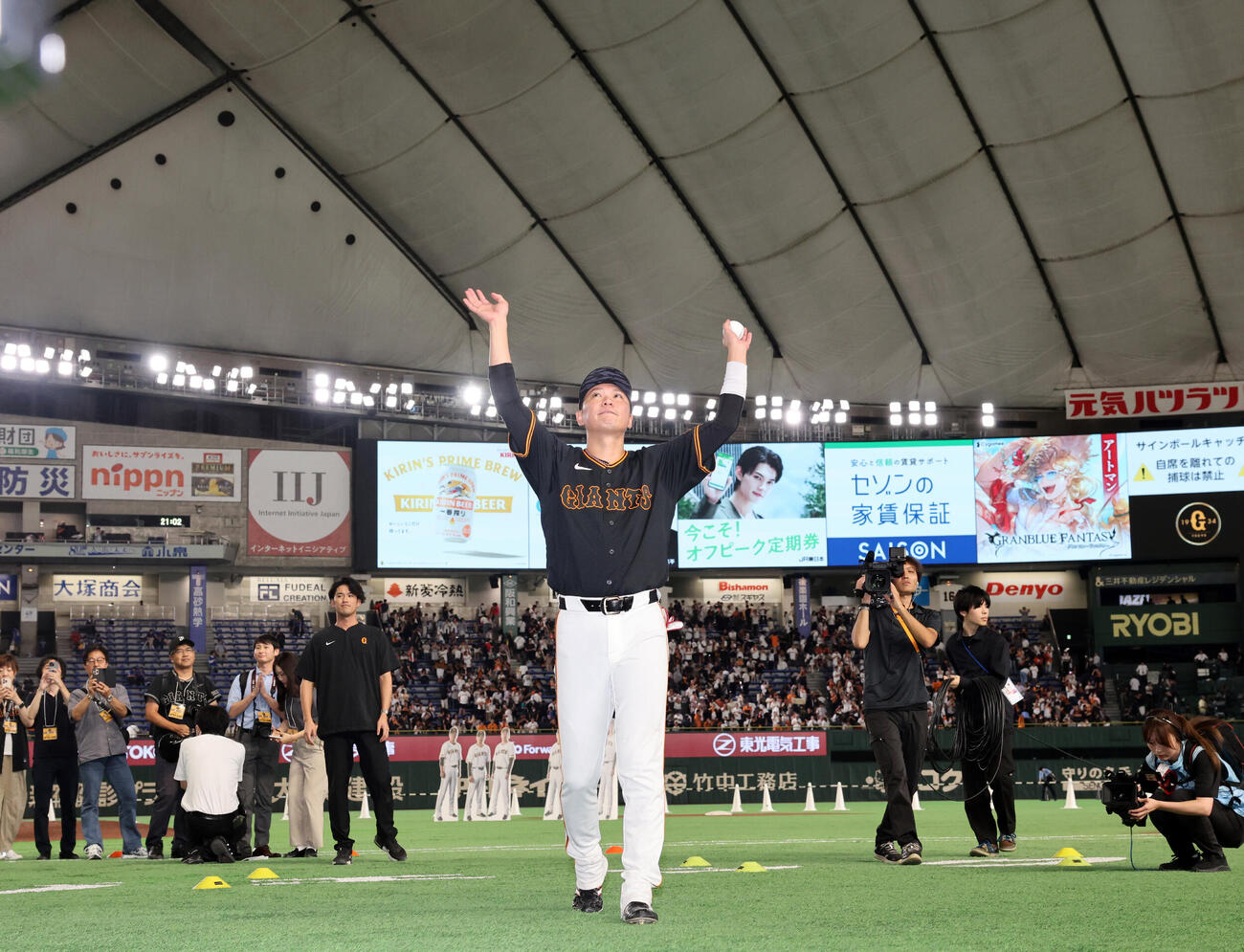 巨人対中日　サヨナラ3点本塁打を放った巨人坂本勇人はスタンドにバンザイ（撮影・浅見桂子）