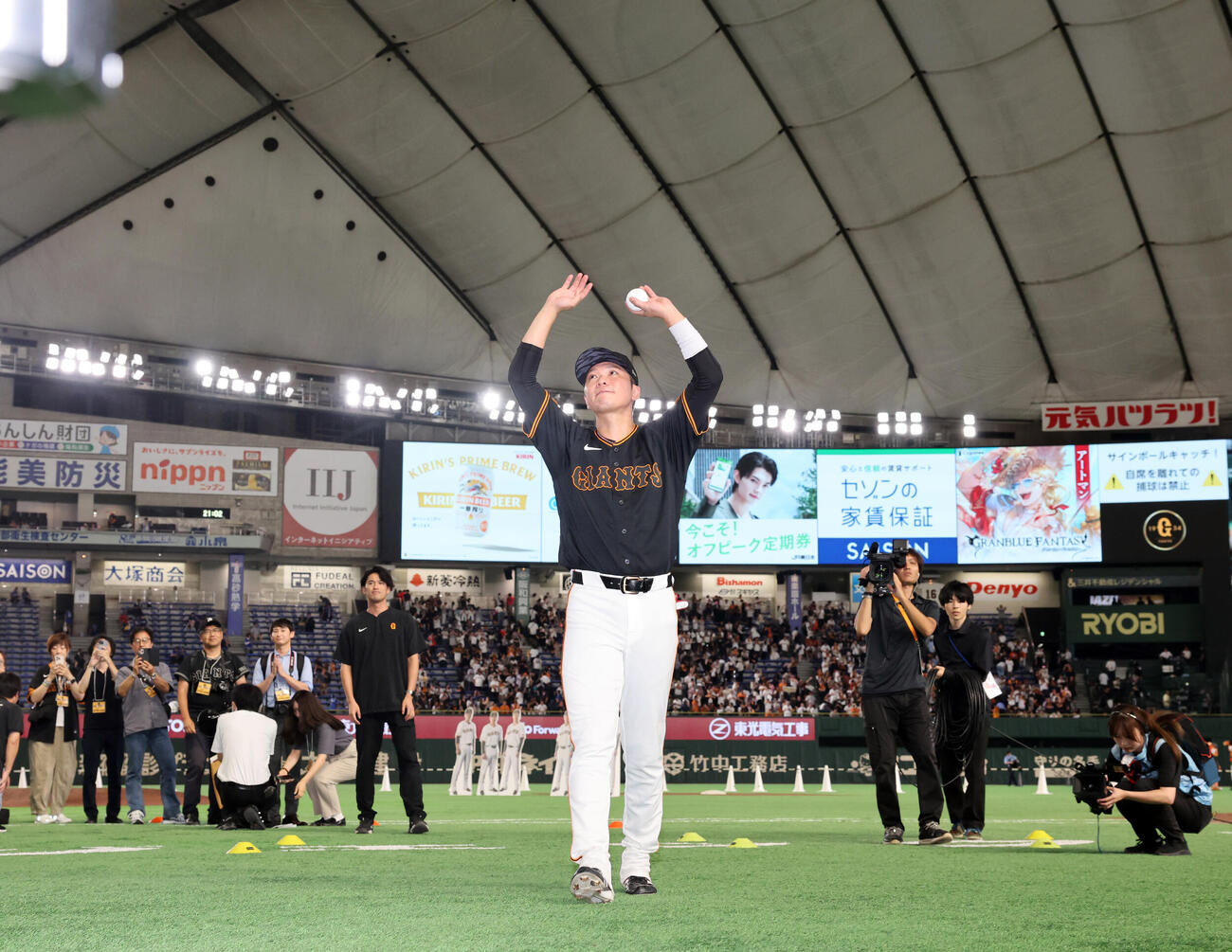 巨人対中日　サヨナラ3点本塁打を放った坂本勇人はスタンドにバンザイ（撮影・浅見桂子）