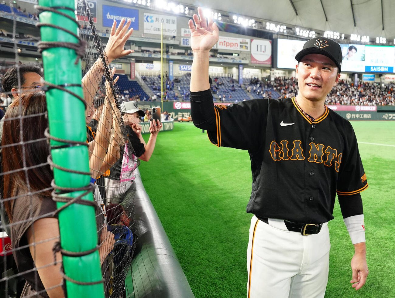 巨人対中日　試合後、ファンとタッチを交わす巨人坂本勇人（撮影・江口和貴）