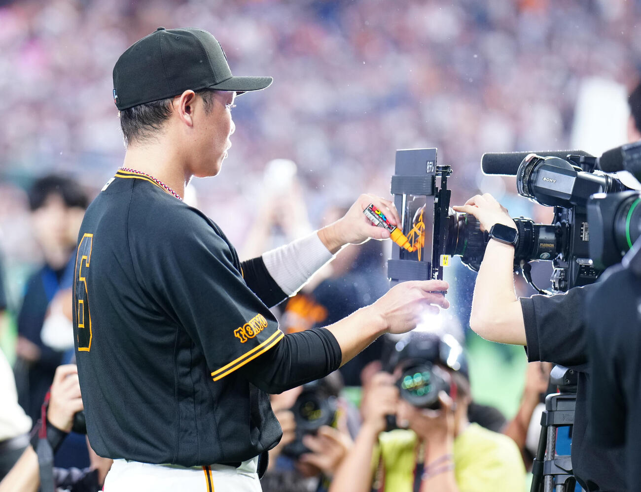 巨人対中日　試合後、サインする巨人坂本勇人（撮影・江口和貴）
