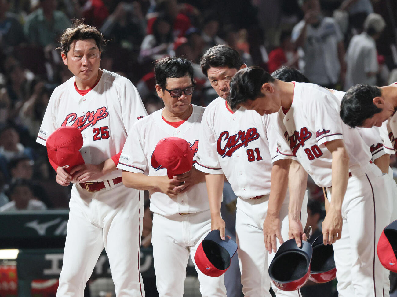広島対阪神　敗れた広島新井貴浩監督（左）（撮影・加藤孝規）