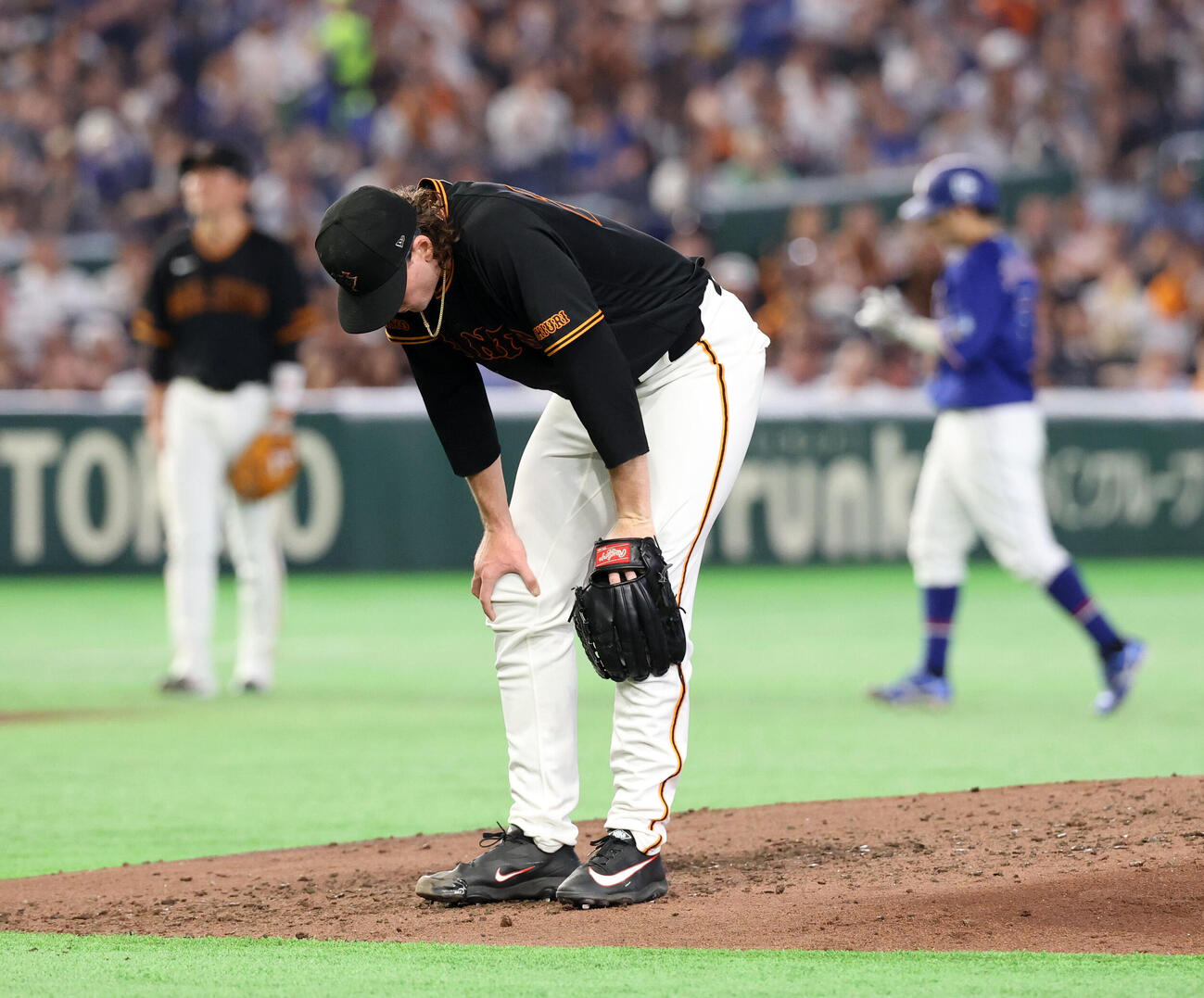 巨人対中日　6回表中日2死満塁、石川昂弥に押しだし四球を与えがっくりのフォレスト・ウィットリー（撮影・浅見桂子）