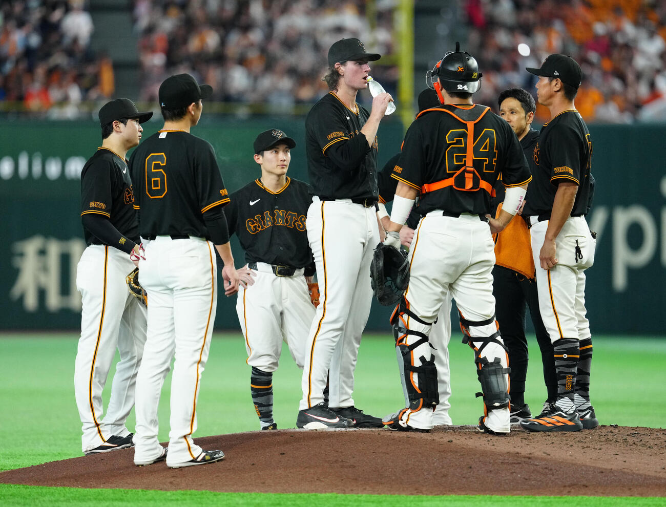 巨人対中日　6回表中日2死三塁、村松開人に死球を与え、激励を受けるフォレスト・ウィットリー（中央）（撮影・江口和貴）