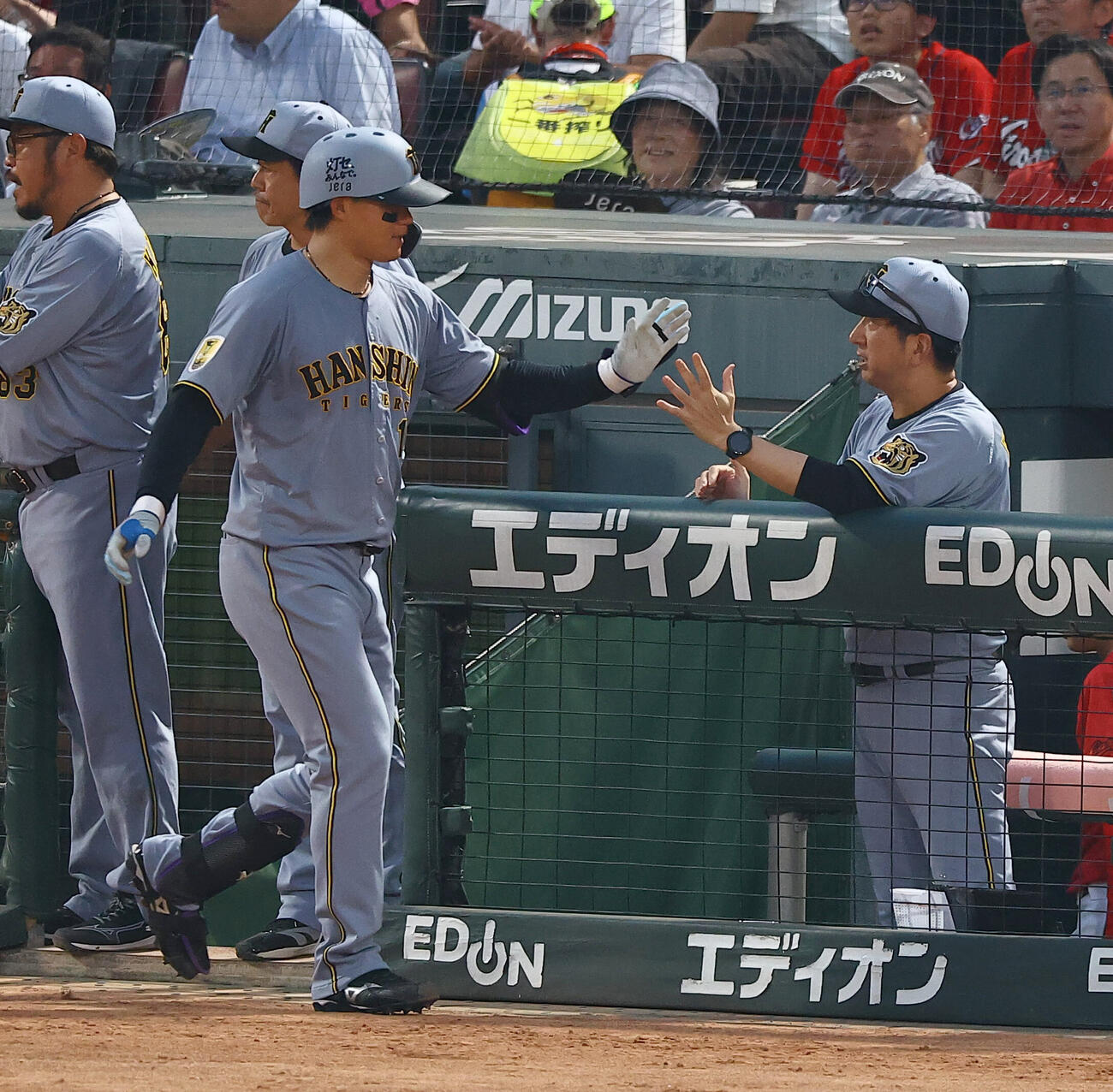 広島対阪神　5回表阪神1死二塁、2点本塁打を放った森下翔太（左）をハイタッチで出迎える藤川球児監督（撮影・上田博志）